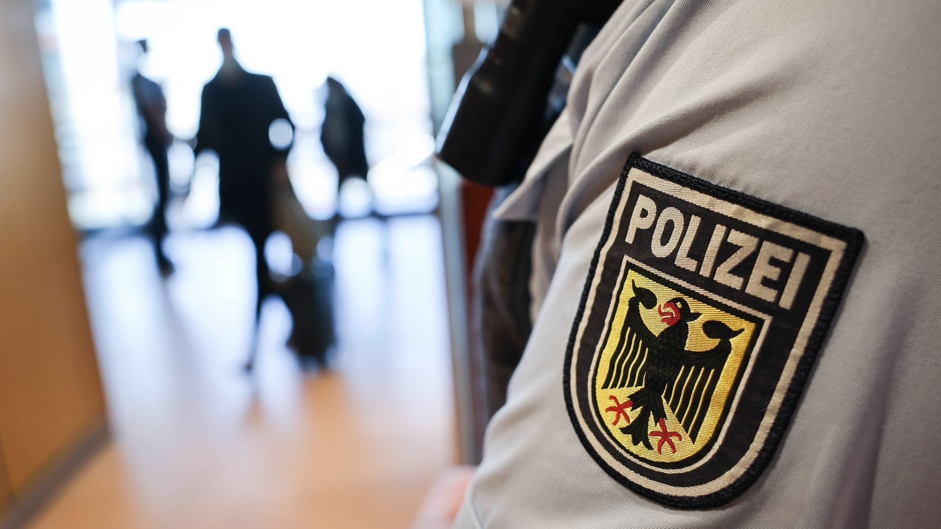 Ein Beamter der Bundespolizei kontrolliert Reisende am Flughafen (Symbolbild): Bei den Kontrollen am Stuttgarter Flughafen sind den Beamten gleich drei Straftäter aufgefallen. Ein Beamter der Bundespolizei kontrolliert Reisende am Flughafen (Symbolbild): Bei den Kontrollen am Stuttgarter Flughafen sind den Beamten gleich drei Straftäter aufgefallen.