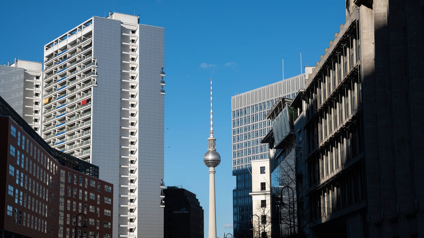 Blick auf den Berliner Fernsehturm (Archivbild): Um für mehr grüne Flächen im Stadtbild zu sorgen, soll in die Höhe gebaut werden.