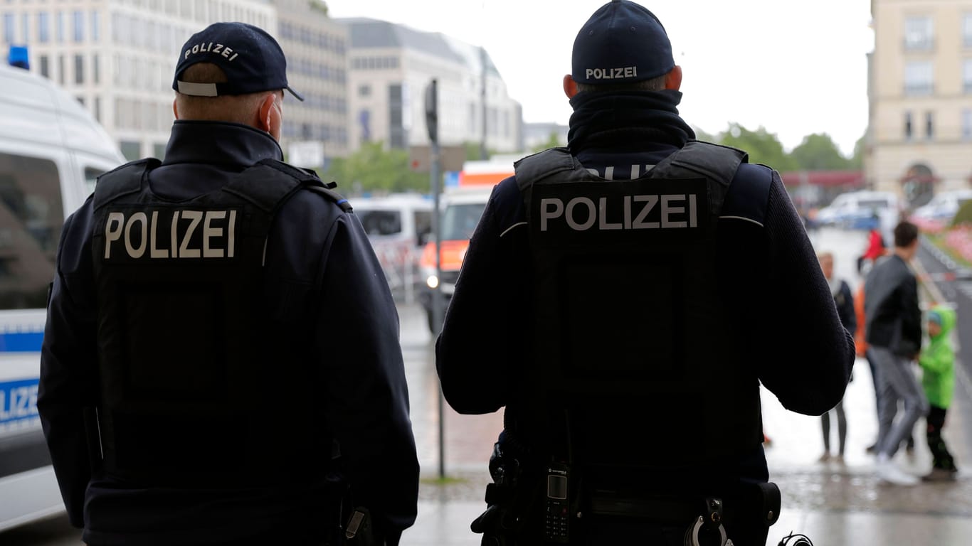 Zwei Polizisten in Berlin (Archiv): Ein 23-Jähriger soll einem Beamten ins Gesicht gespuckt haben.