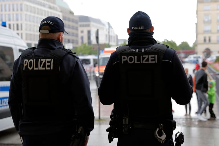 Zwei Polizisten in Berlin (Archiv): Ein 23-Jähriger soll einem Beamten ins Gesicht gespuckt haben.