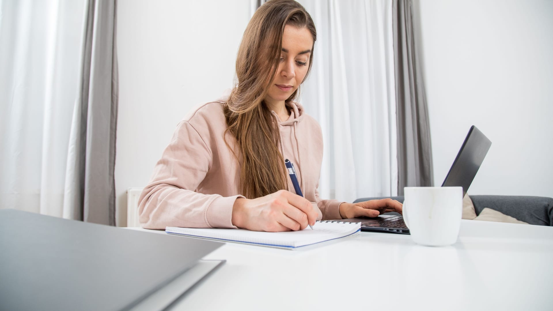 Eine Frau arbeitet am Laptop (Symbolbild): In der Steuerklasse 5 finden sich mehrheitlich noch immer Frauen.