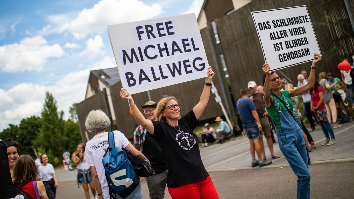 Zwei Frauen demonstrieren mit Schildern für die Freilassung von Michael Ballweg.