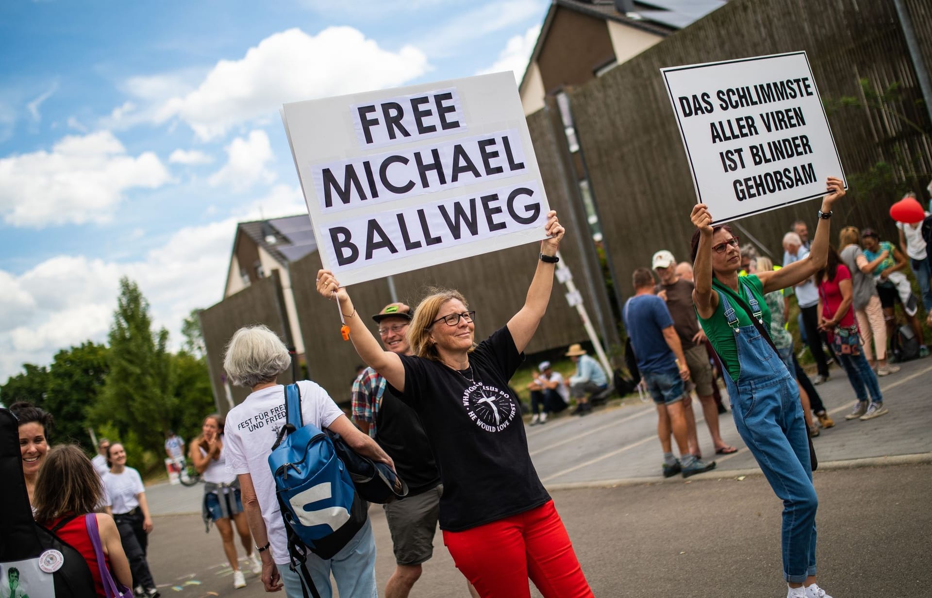 Zwei Frauen demonstrieren mit Schildern für die Freilassung von Michael Ballweg.