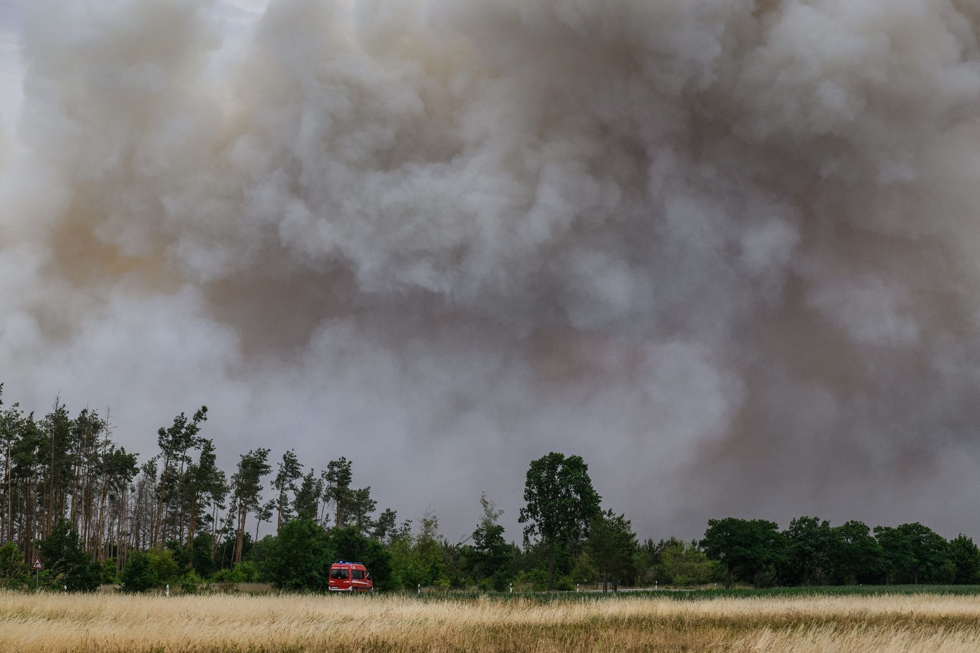 Rauch steigt in den Himmel (Symbolbild): Seit Montag brennt es in der Lieberoser Heide.