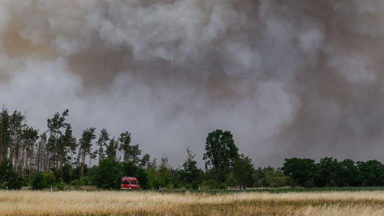 Rauch steigt in den Himmel (Symbolbild): Seit Montag brennt es in der Lieberoser Heide.
