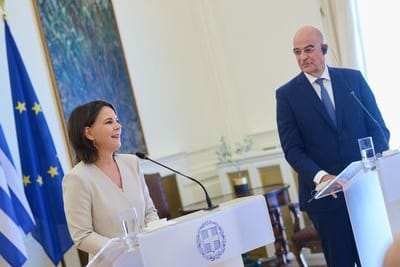 Bundesaußenministerin Annalena Baerbock und ihr griechischer Amtskollege Nikos Dendias: Bei ihrem Antrittsbesuch sicherte die Grünen-Politikerin Griechenland die deutsche Solidarität im Streit mit der Türkei zu.