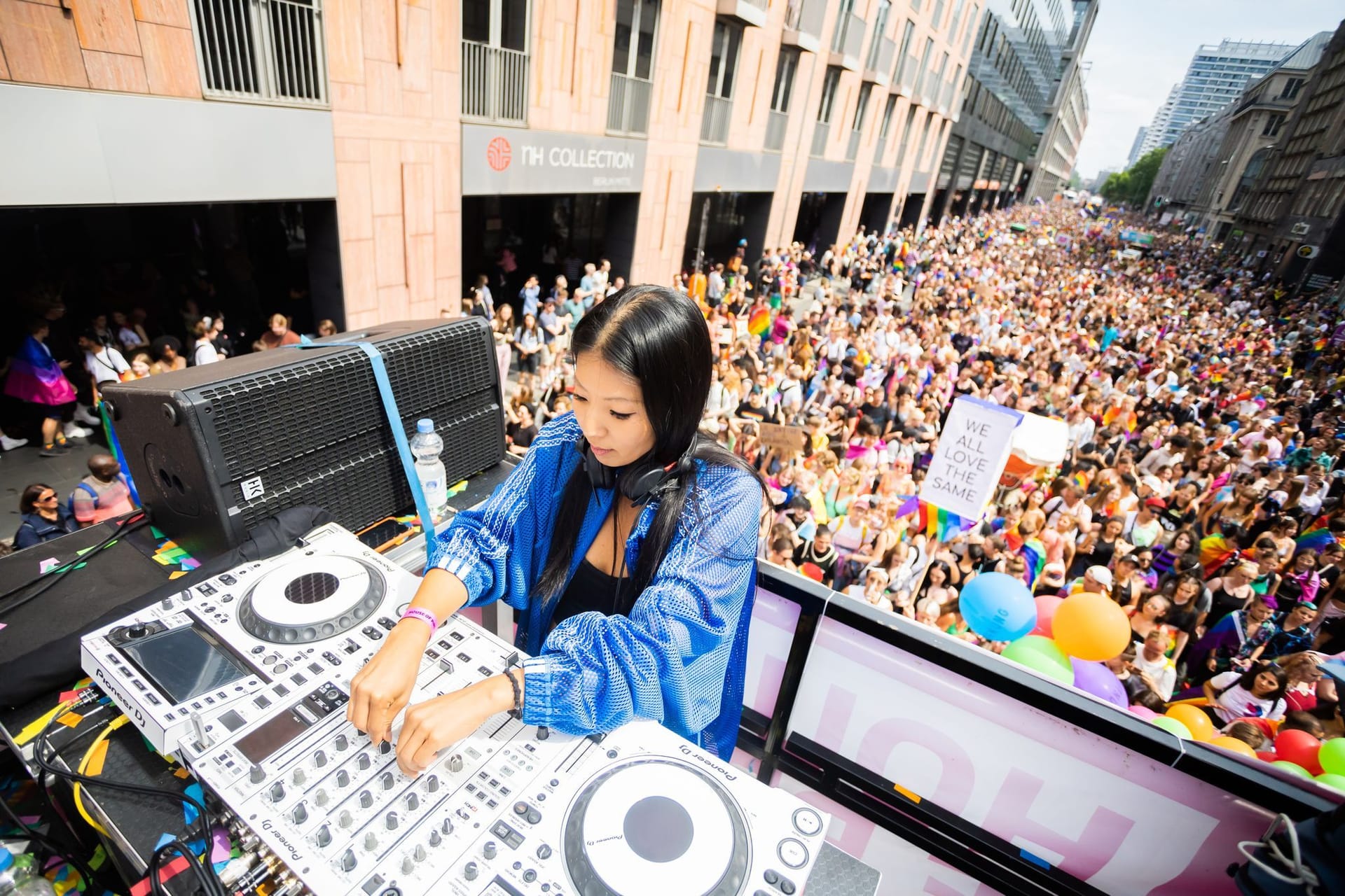 DJ Shimmy G (Gina Shim) legt auf einem Wagen auf: Musik schallt durch die Straßen Berlins.