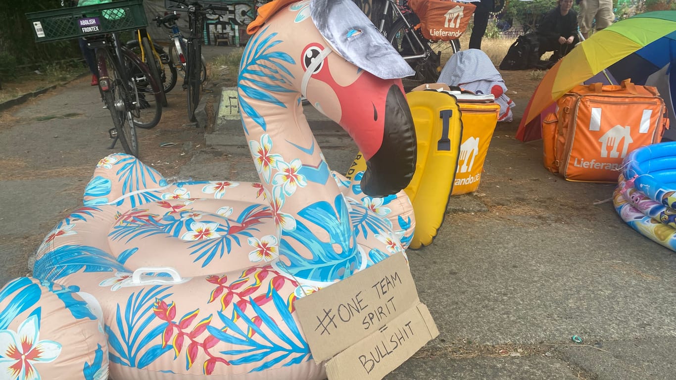 Aufblasbarer Flamingo der protestierenden Fahrer: "One Team Spirit = Bullshit" steht auf dem Schild.