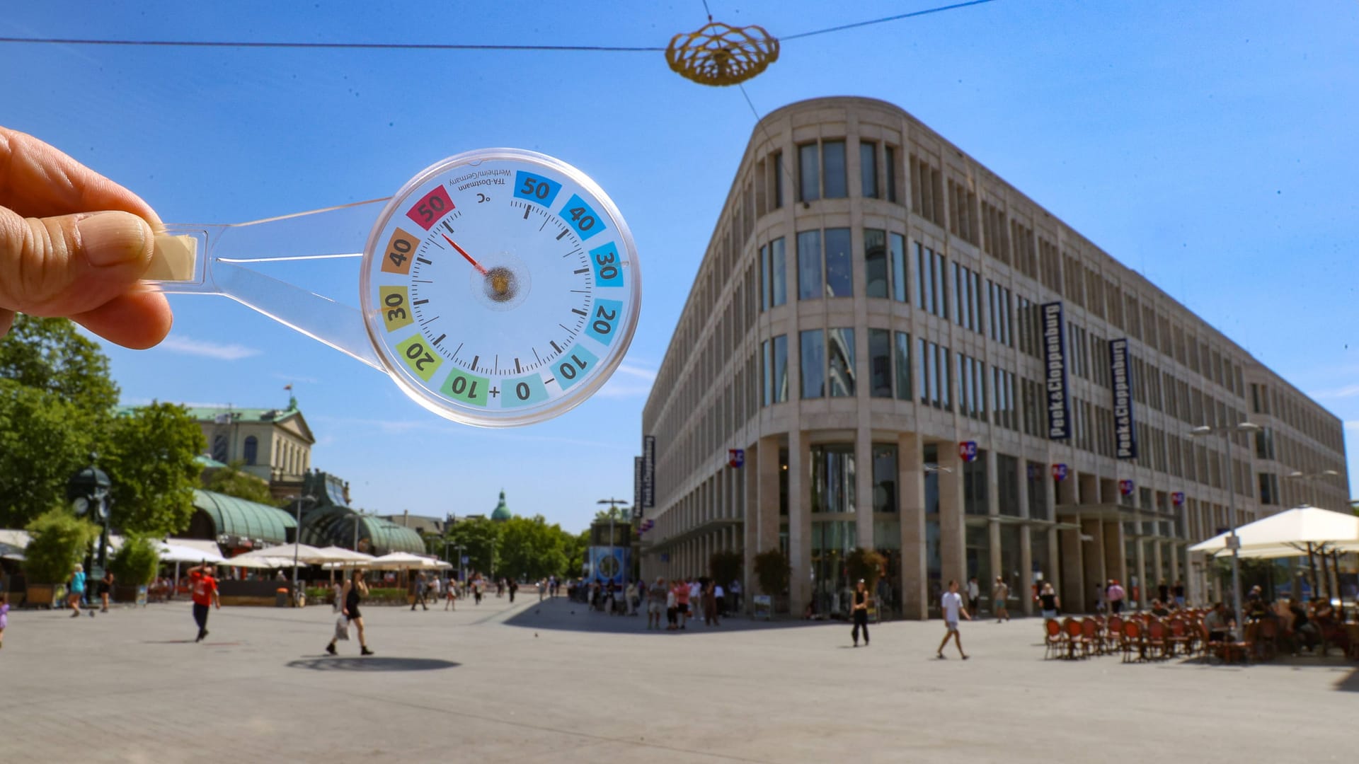 46 Grad in der Sonne am menschenleerem Kröpcke (Symbolbild). Fällt am Mittwoch bereits der nächste Hitze-Rekord?