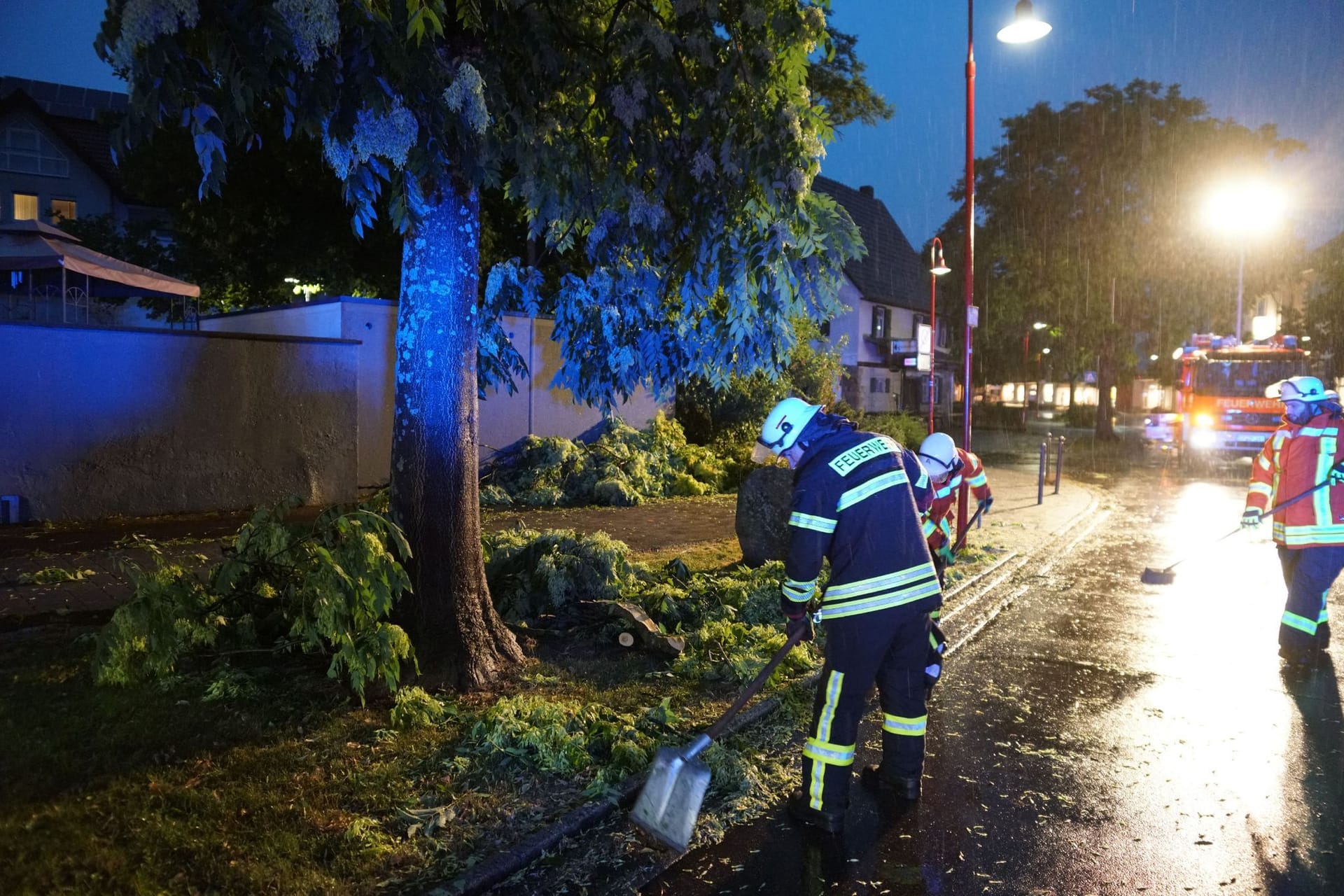 Feuerwehr im Unwetter-Einsatz: Nach der Extremhitze krachte es in weiten Teilen Baden-Württembergs.
