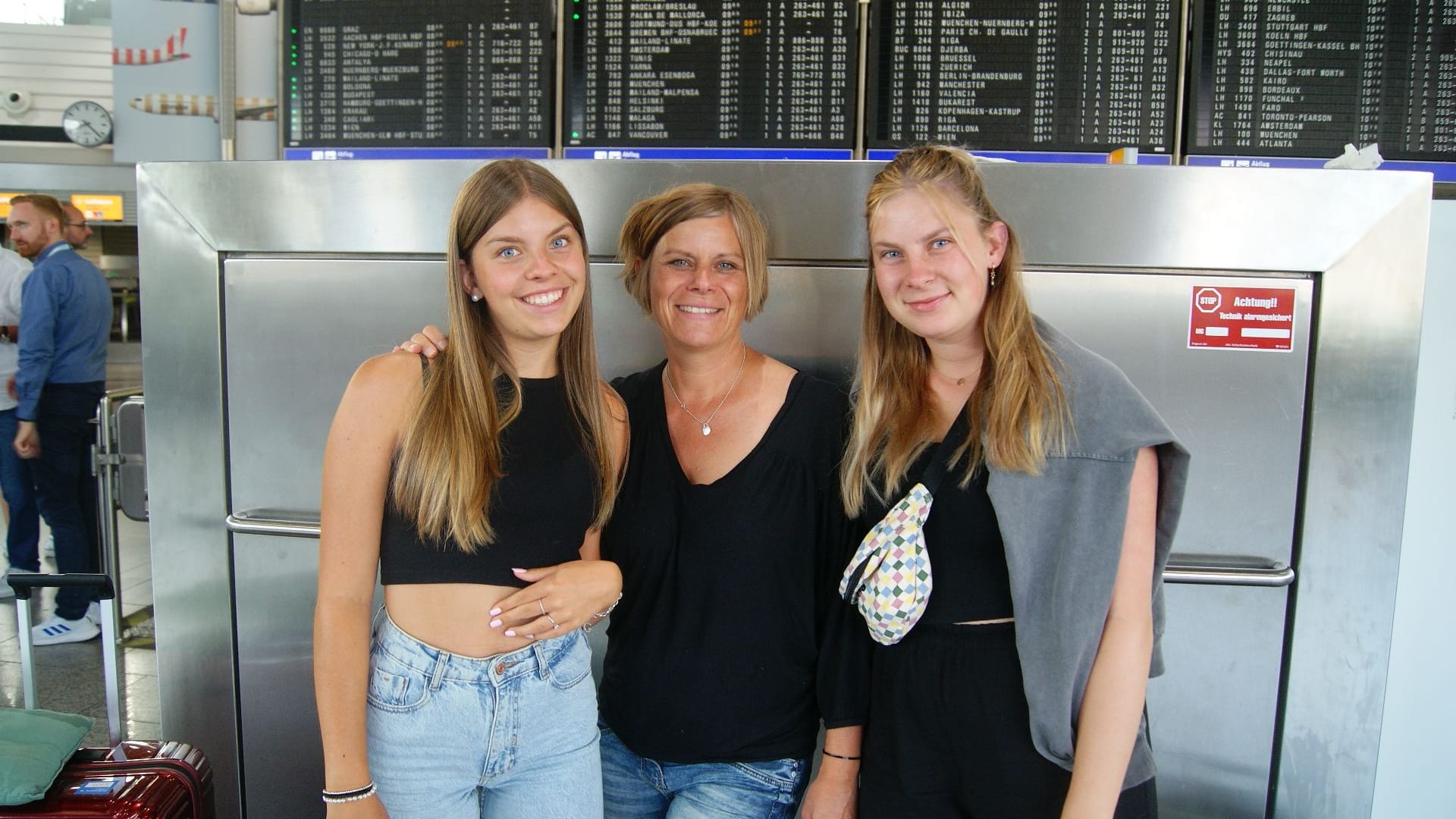 Für Marlene (rechts) und ihre Mitreisenden geht es heute in die USA.