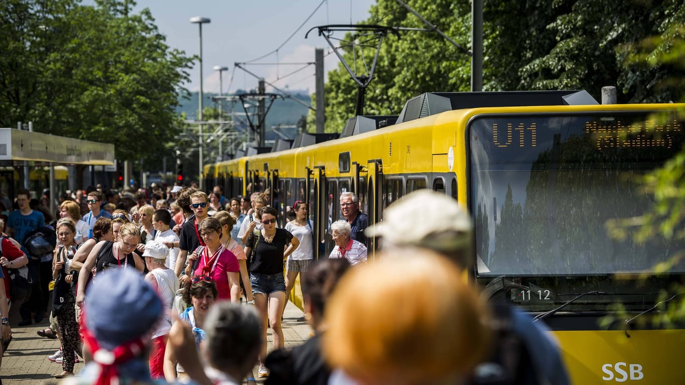 Eine Stadtbahn der Linie U11 hält am Neckarpark: Auch zum Konzert verkehrt die Linie wieder in enger Taktung.