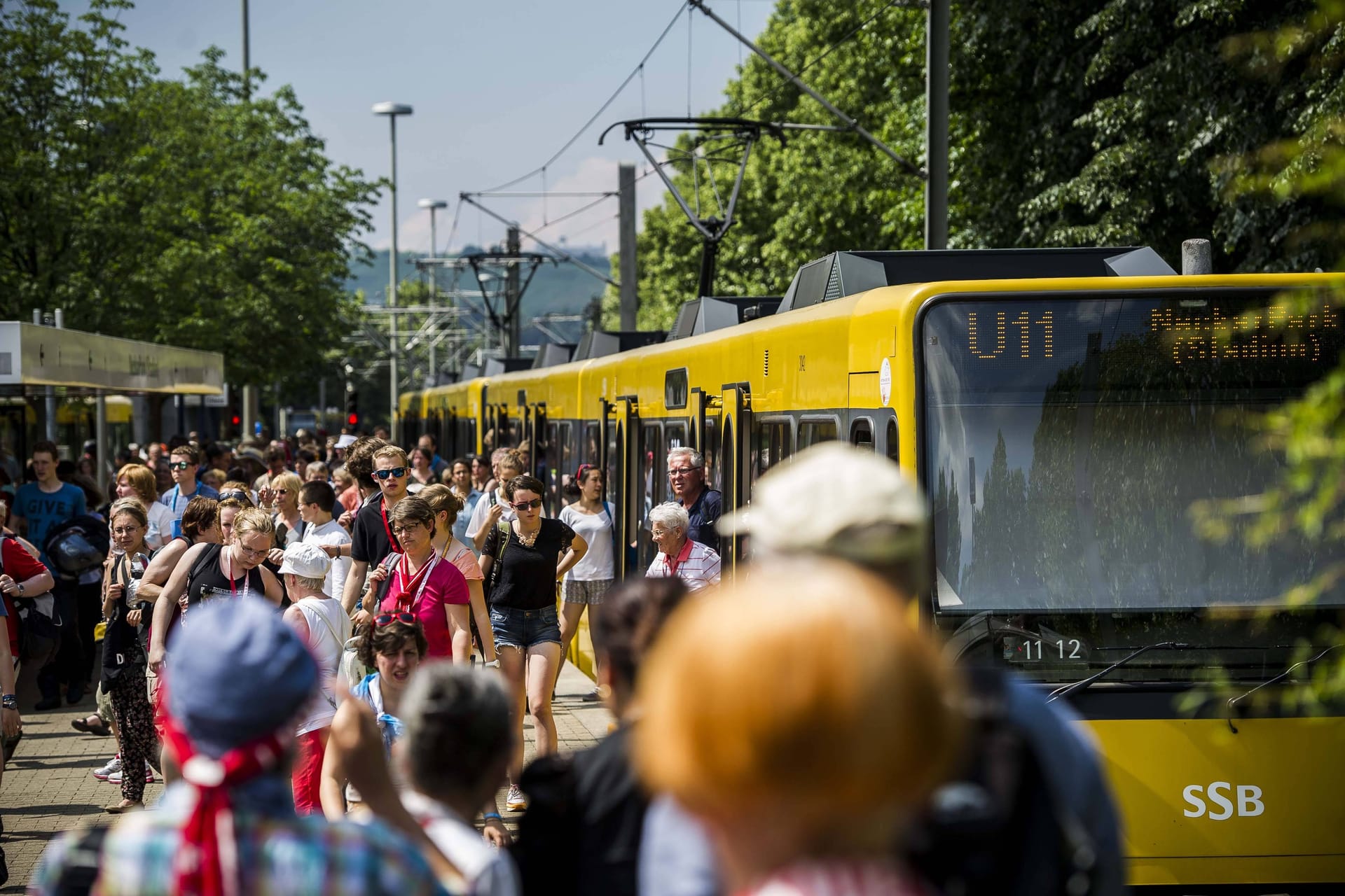 Eine Stadtbahn der Linie U11 hält am Neckarpark: Auch zum Konzert verkehrt die Linie wieder in enger Taktung.