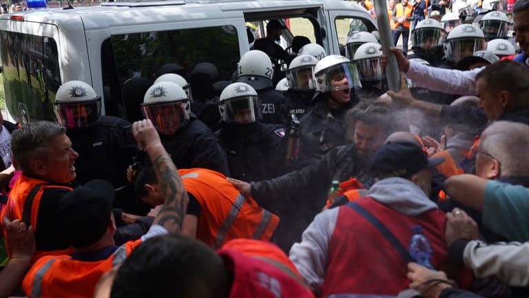 Hafenarbeiter und Beamte der Polizei: Im Rahmen der Proteste sind Böller geworfen worden.