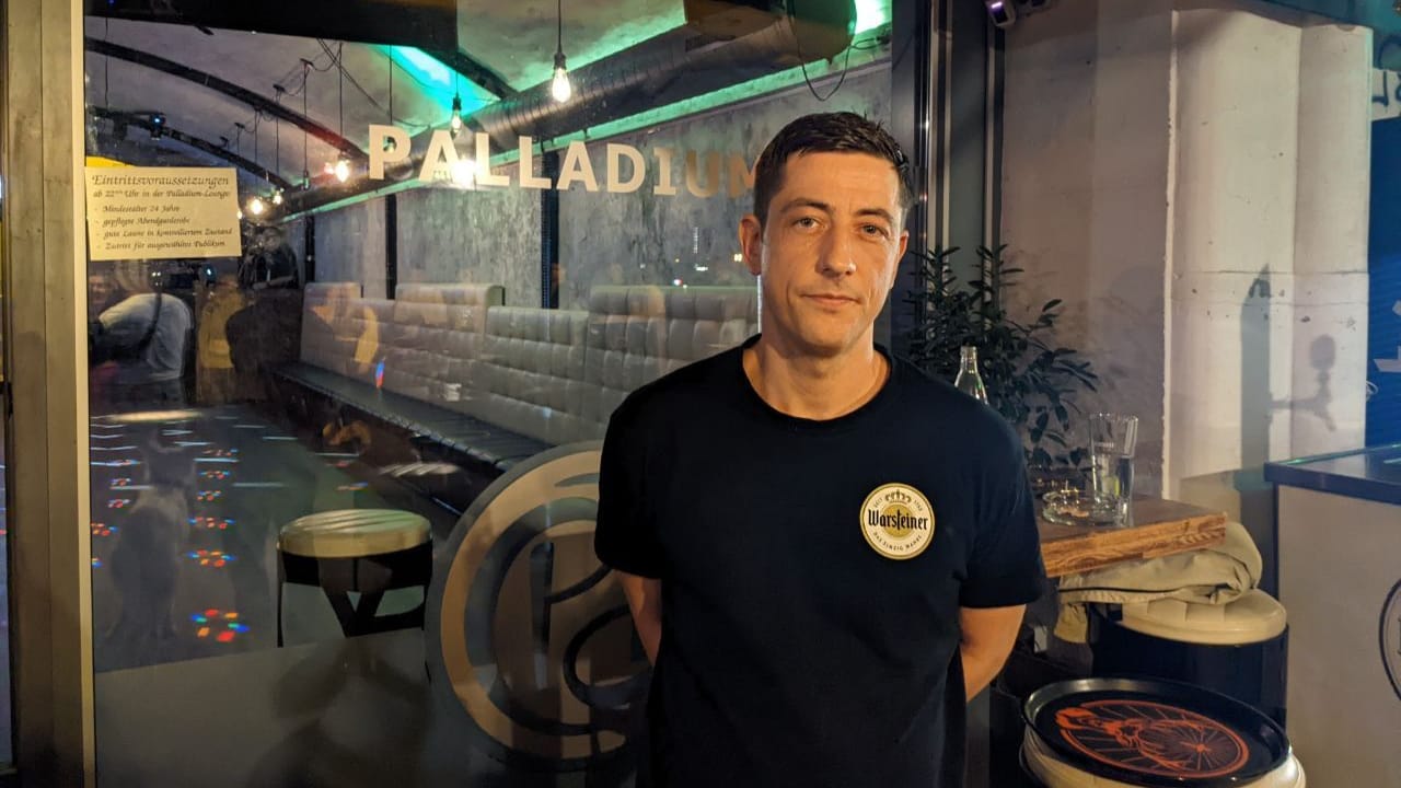 Charlie steht in seiner Bar Palladium nahe dem James-Simon-Park: Er sorge sich vor allem um seine weiblichen Angestellten.