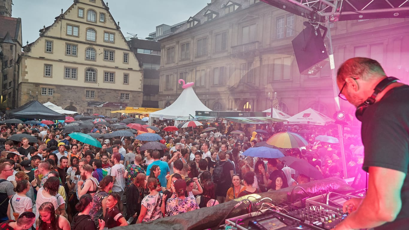 Ein DJ legt am Stuttgarter Marktplatz auf: Auch 2022 wird es in Stuttgart wieder ein buntes Programm geben. Auch diesmal wieder mit Livemusik.