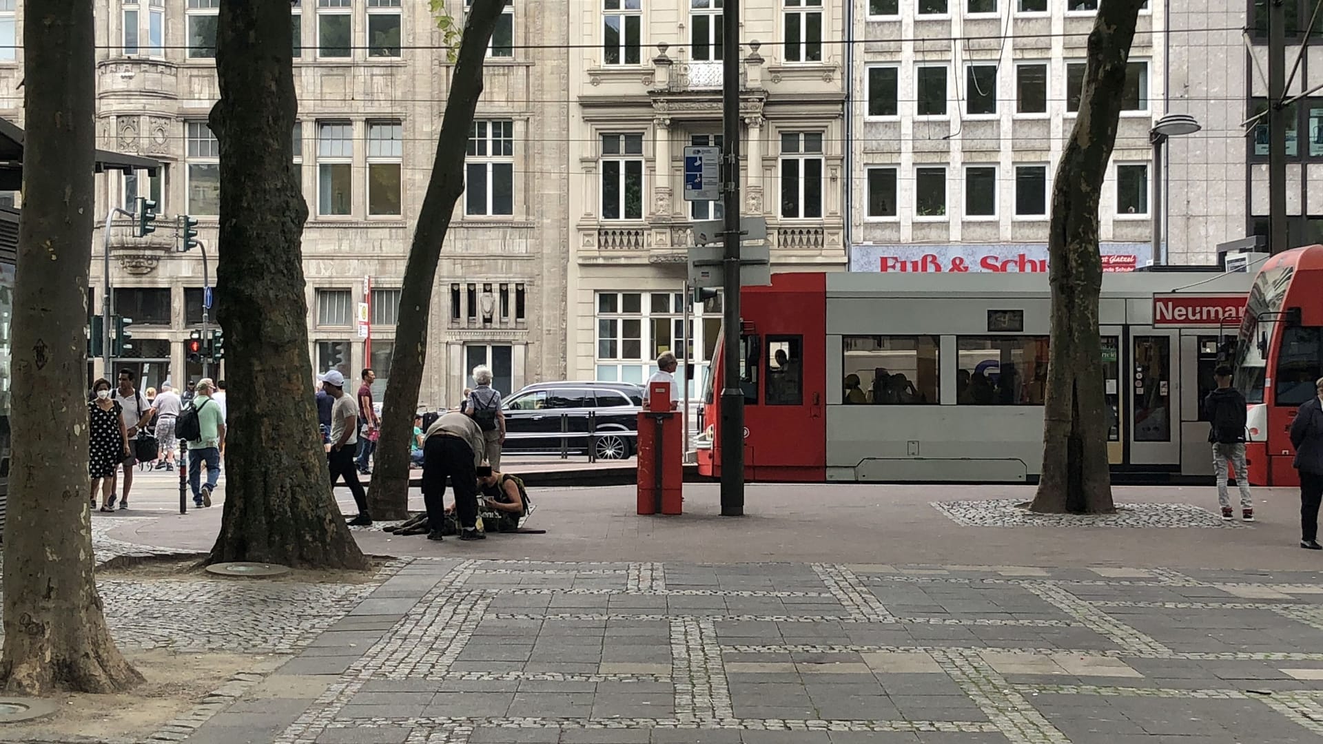 Szenerie aus Köln: Der Neumarkt, dort kommt es seit einiger Zeit zu Problemen wegen des festen Drogenkonsumraums.