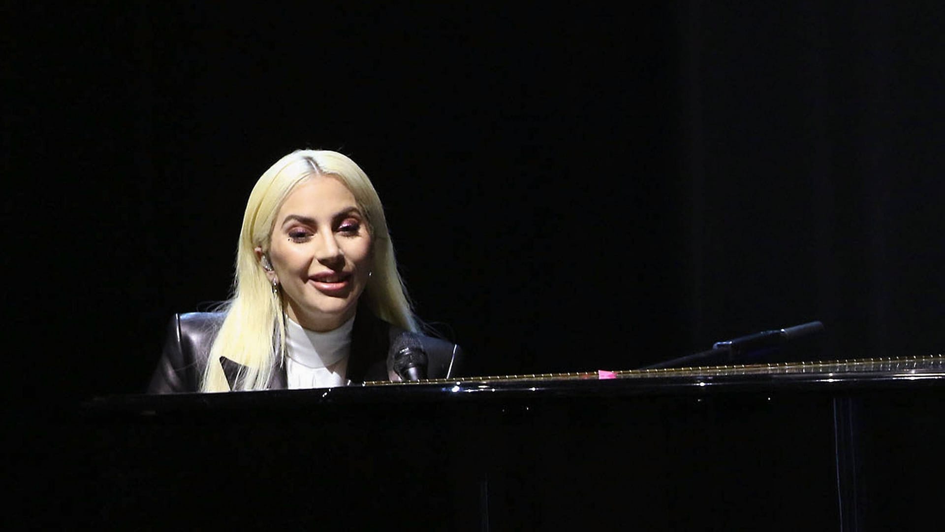 Lady Gaga bei einem Auftritt am Klavier (Archivbild): Nach der Corona-Pause ist sie wieder auf Tour.