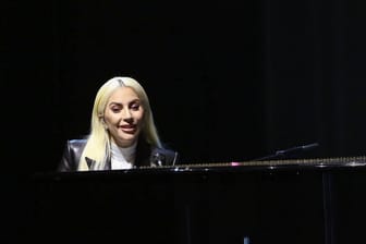 Lady Gaga bei einem Auftritt am Klavier (Archivbild): Nach der Corona-Pause ist sie wieder auf Tour.