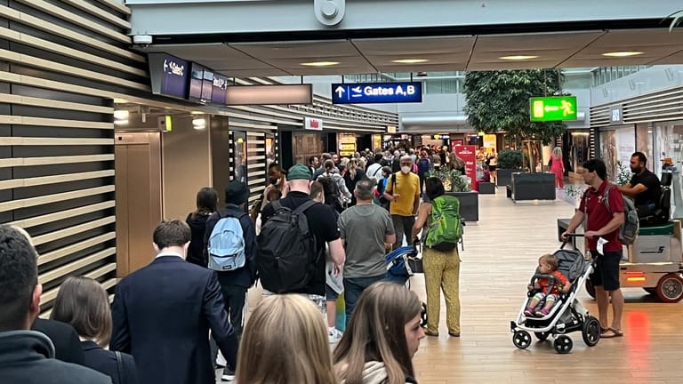 Schlange am Düsseldorfer Flughafen: Die Schloßers hatten bei ihrer Reise Glück, die Warteschlange am Gate blieb überschaubar.