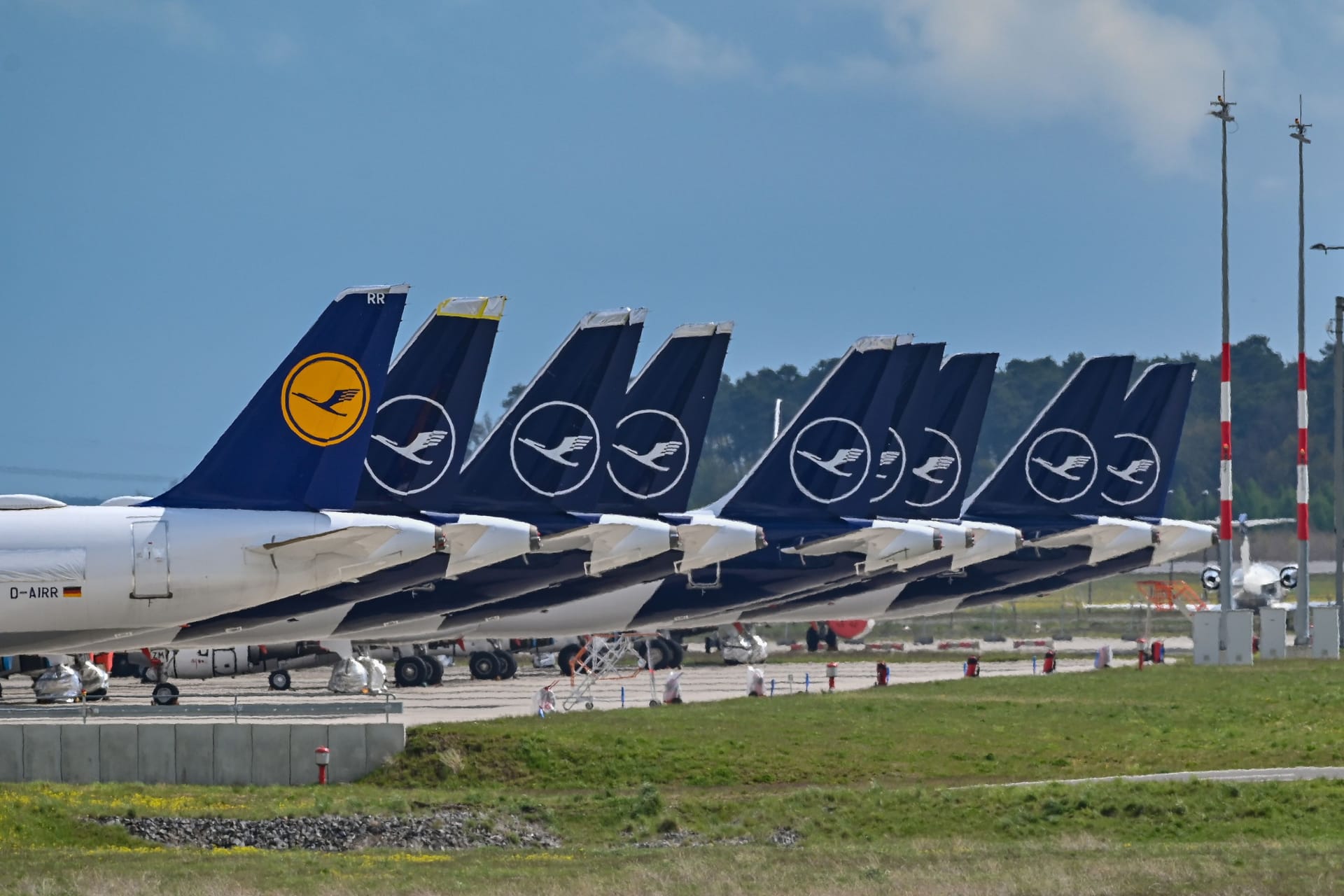 Passagierflugzeuge der Lufthansa am Flughafen Berlin-Brandenburg (Archiv): Der Fluggesellschaft droht ein neuer Arbeitskampf. Passagierflugzeuge der Lufthansa am Flughafen Berlin-Brandenburg (Archiv): Der Fluggesellschaft droht ein neuer Arbeitskampf.