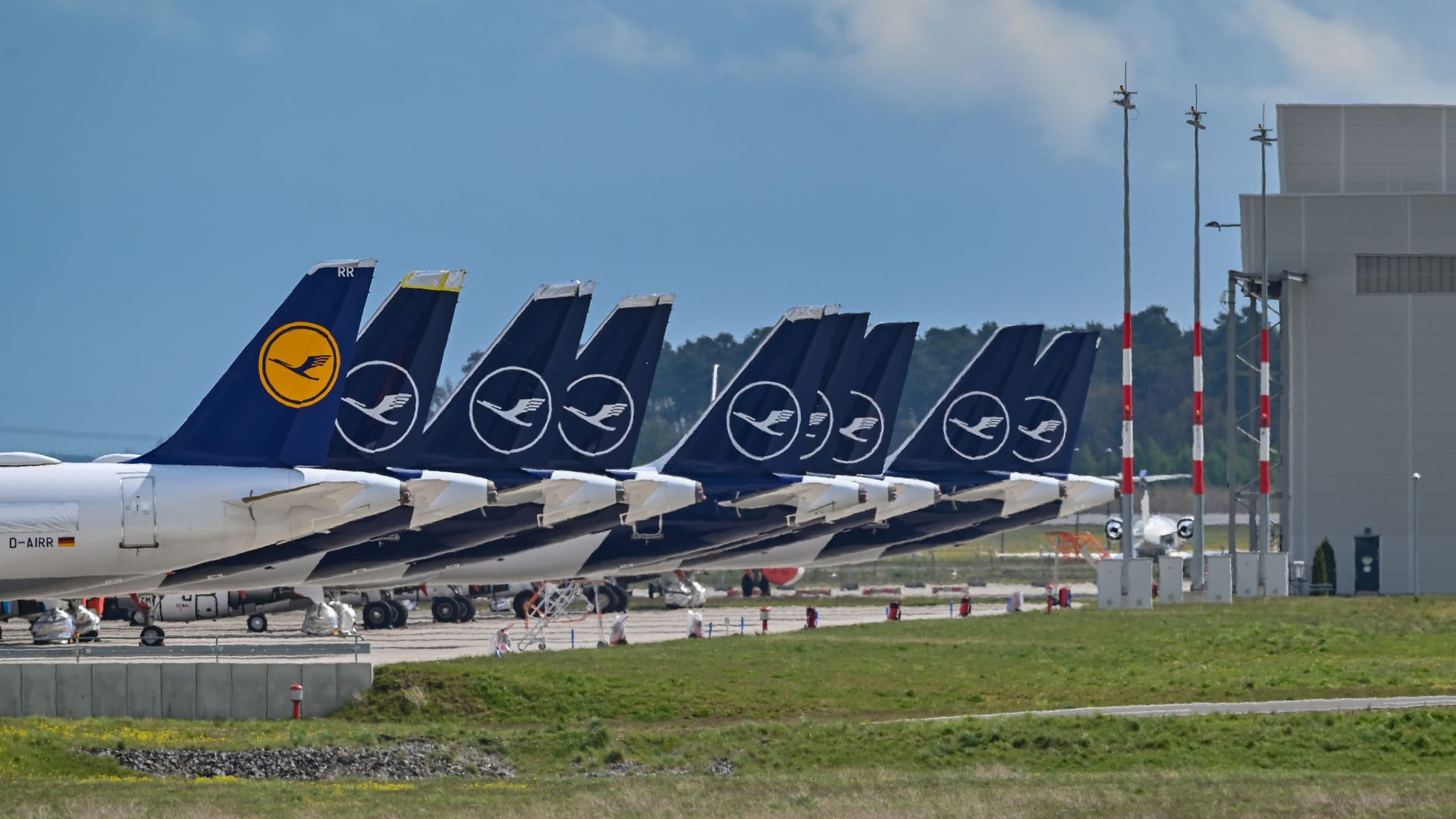 Passagierflugzeuge der Lufthansa am Flughafen Berlin-Brandenburg (Archiv): Der Fluggesellschaft droht ein neuer Arbeitskampf. Passagierflugzeuge der Lufthansa am Flughafen Berlin-Brandenburg (Archiv): Der Fluggesellschaft droht ein neuer Arbeitskampf.
