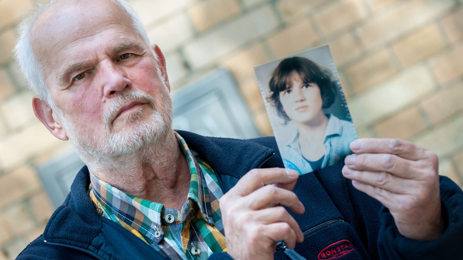 Hans von Möhlmann mit Foto seiner 1981 ermordeten Tochter Frederike: Der Verdächtige ist wieder auf freiem Fuß. Hans von Möhlmann mit Foto seiner 1981 ermordeten Tochter Frederike: Der Verdächtige ist wieder auf freiem Fuß.