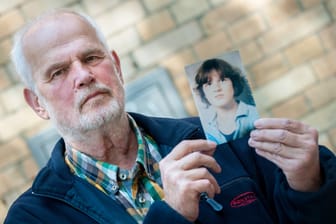 Hans von Möhlmann mit Foto seiner 1981 ermordeten Tochter Frederike: Der Verdächtige ist wieder auf freiem Fuß.