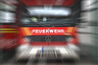 Ein Feuerwehrwagen im Einsatz (Symbolfoto): Zu gleich fünf Bränden rückten die Einsatzkräfte in Bremerhaven aus.