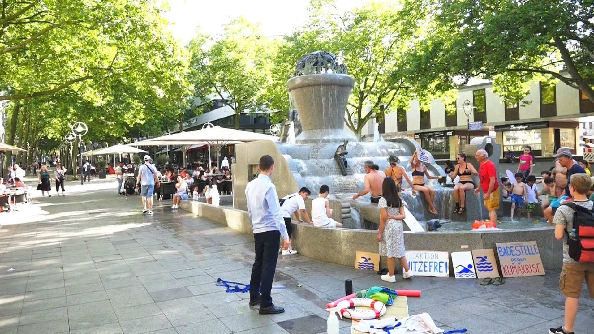 Mit der Badeeinlage wollte das Kollektiv innen auf die "absolut unzureichenden" Maßnahmen der Politik gegen die Klimakrise aufmerksam machen.