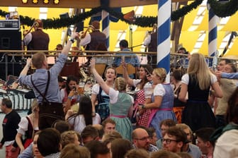 Feiernde auf dem Oktoberfest (Archivbild): Der Schlager-Hit "Layla" soll in diesem Jahr nicht zu hören sein.