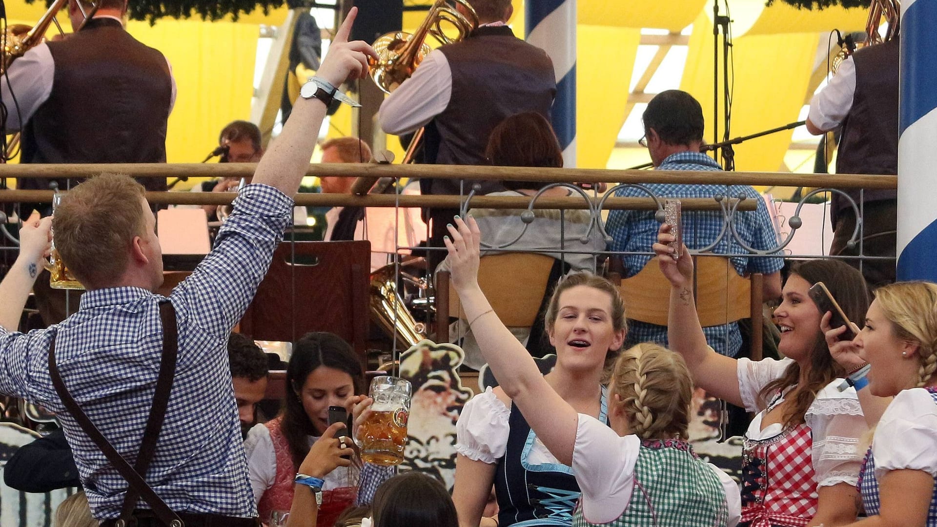 Feiernde auf dem Oktoberfest (Archivbild): Der Schlager-Hit "Layla" soll in diesem Jahr nicht zu hören sein.