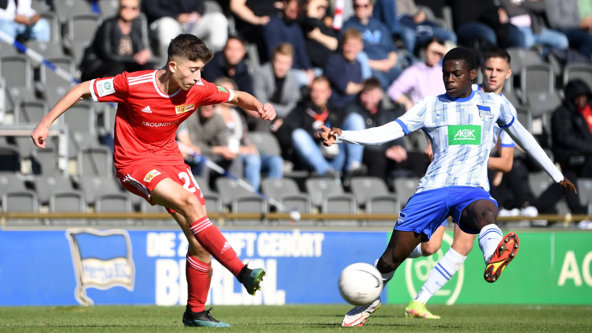 Valon Aliji und Noel Aseko Nkili (r.): Das Talent wechselt an den Bayern-Campus.