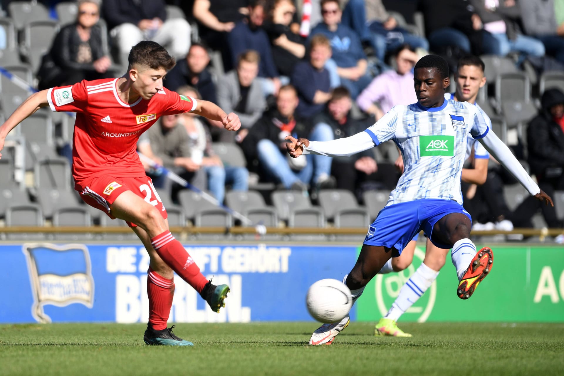 Valon Aliji und Noel Aseko Nkili (r.): Das Talent wechselt an den Bayern-Campus.