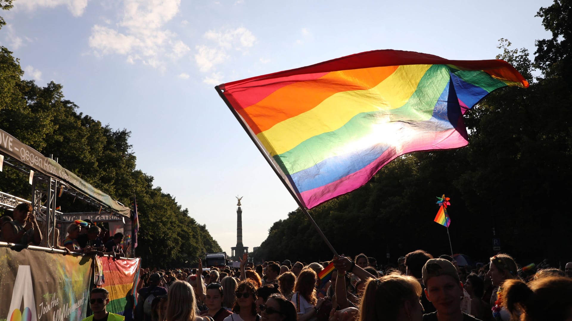 Die 44. Christopher Street Day Parade 2022: Dort wurden auch Ordner mit Neonazis-Tattoos gesichtet. Die 44. Christopher Street Day Parade 2022: Dort wurden auch Ordner mit Neonazis-Tattoos gesichtet.