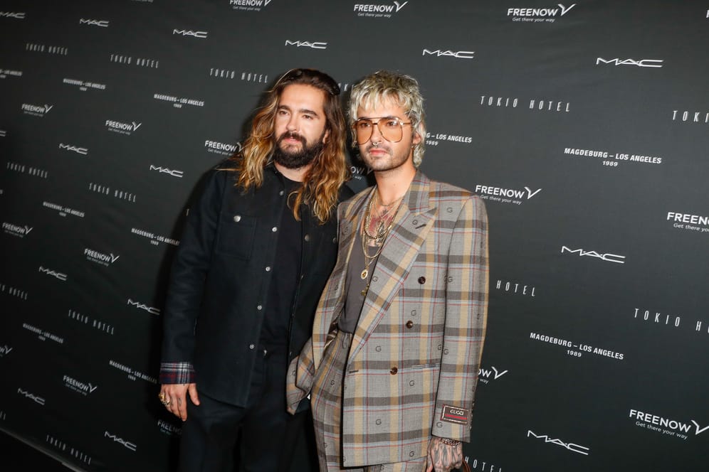 Tom Kaulitz (l) und Bruder Bill Kaulitz beim Tokio Hotel-Event in Berlin (Archivbild). Die Zwillinge denken über den Kauf einer JVA bei Hannover nach.