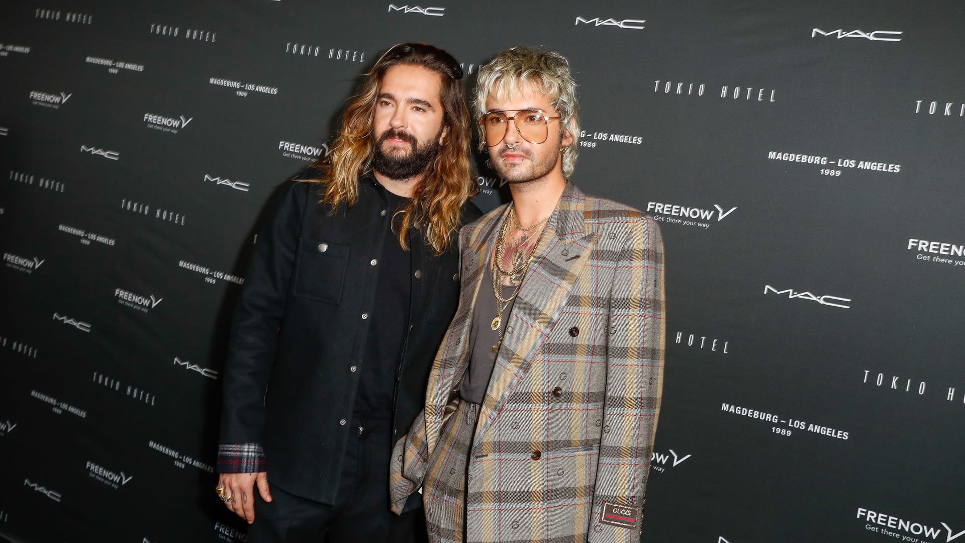 Tom Kaulitz (l) und Bruder Bill Kaulitz beim Tokio Hotel-Event in Berlin (Archivbild). Die Zwillinge denken über den Kauf einer JVA bei Hannover nach.