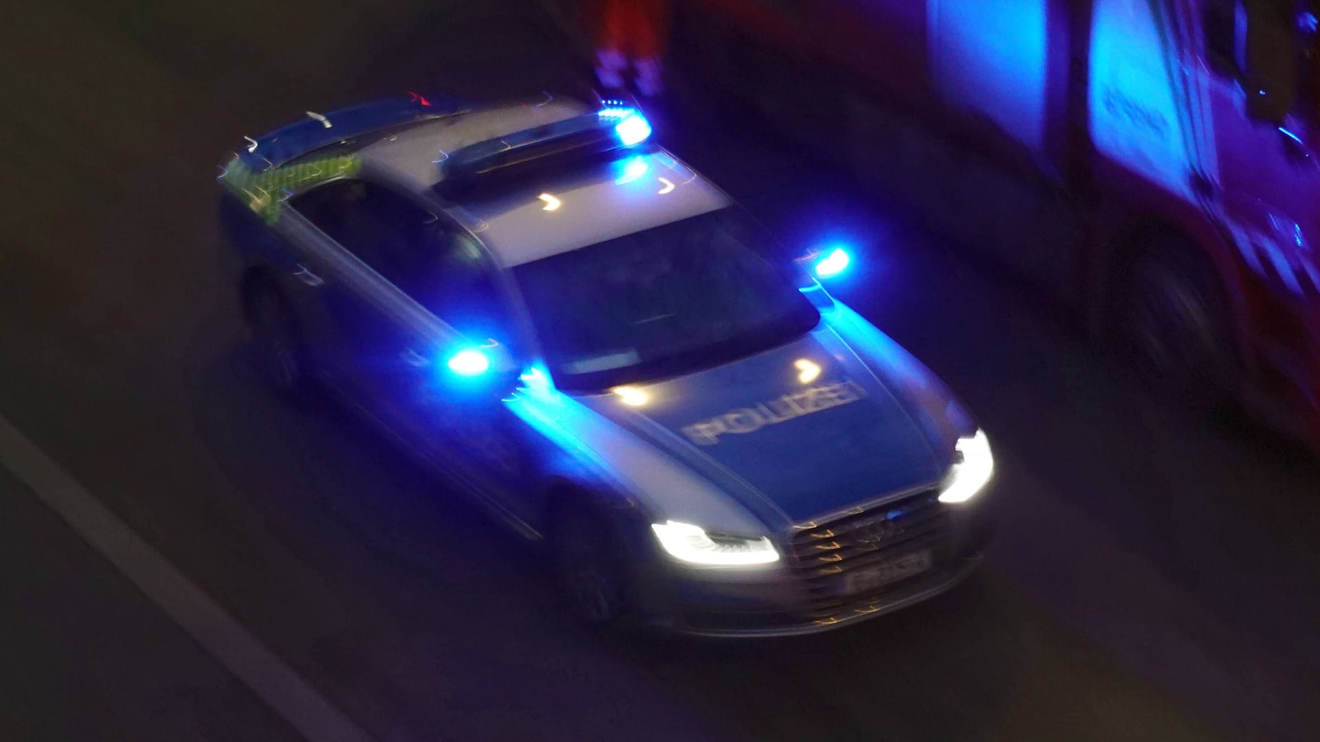 Polizeiauto bei Nacht auf Einsatzfahrt (Symbolfoto): Die Beamten waren schon Minuten nach dem Einbruch am Tatort.