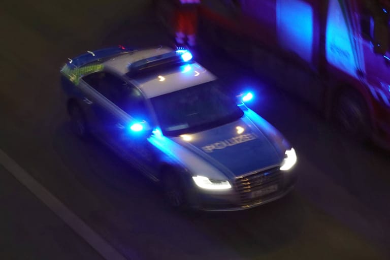 Polizeiauto bei Nacht auf Einsatzfahrt (Symbolfoto): Die Beamten waren schon Minuten nach dem Einbruch am Tatort.