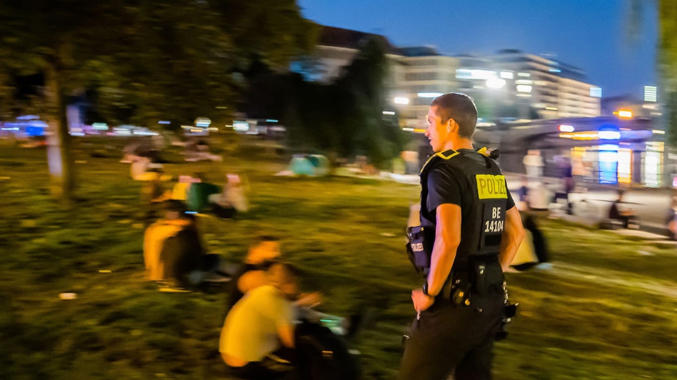 Polizisten im Park (Symbolbild): Gegen 20 Uhr trifft die Polizei am Syringenplatz ein.