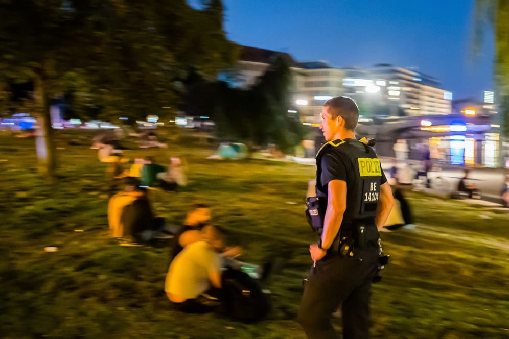Polizisten im Park (Symbolbild): Gegen 20 Uhr trifft die Polizei am Syringenplatz ein.