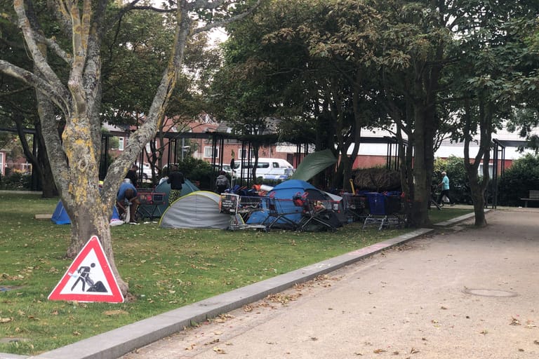 Das Camp der Punks gegenüber des Westerländer Rathaus: Inzwischen ist ein angemeldetes Protestcamp.