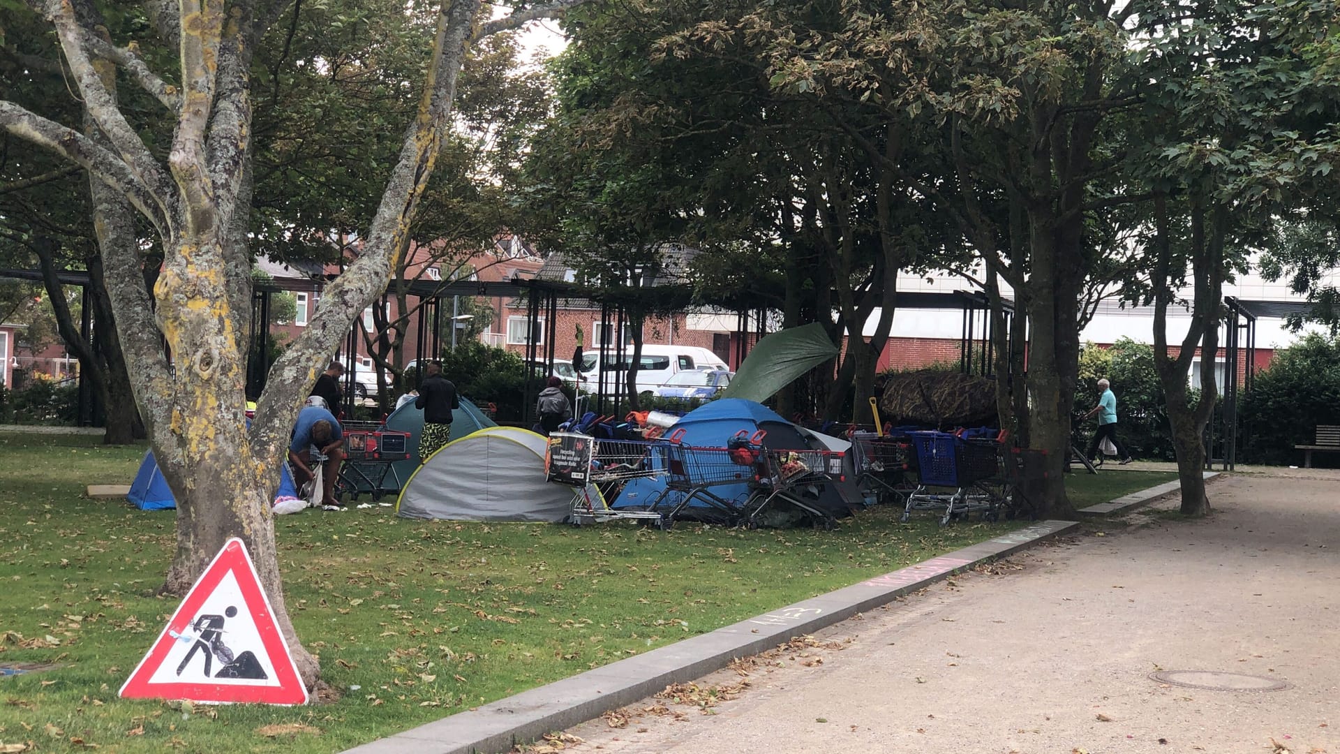 Das Camp der Punks gegenüber des Westerländer Rathaus: Inzwischen ist ein angemeldetes Protestcamp. Das Camp der Punks gegenüber des Westerländer Rathaus: Inzwischen ist ein angemeldetes Protestcamp.