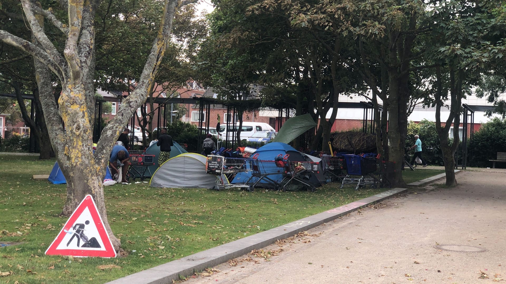 Das Camp der Punks gegenüber des Westerländer Rathaus: Inzwischen ist ein angemeldetes Protestcamp.