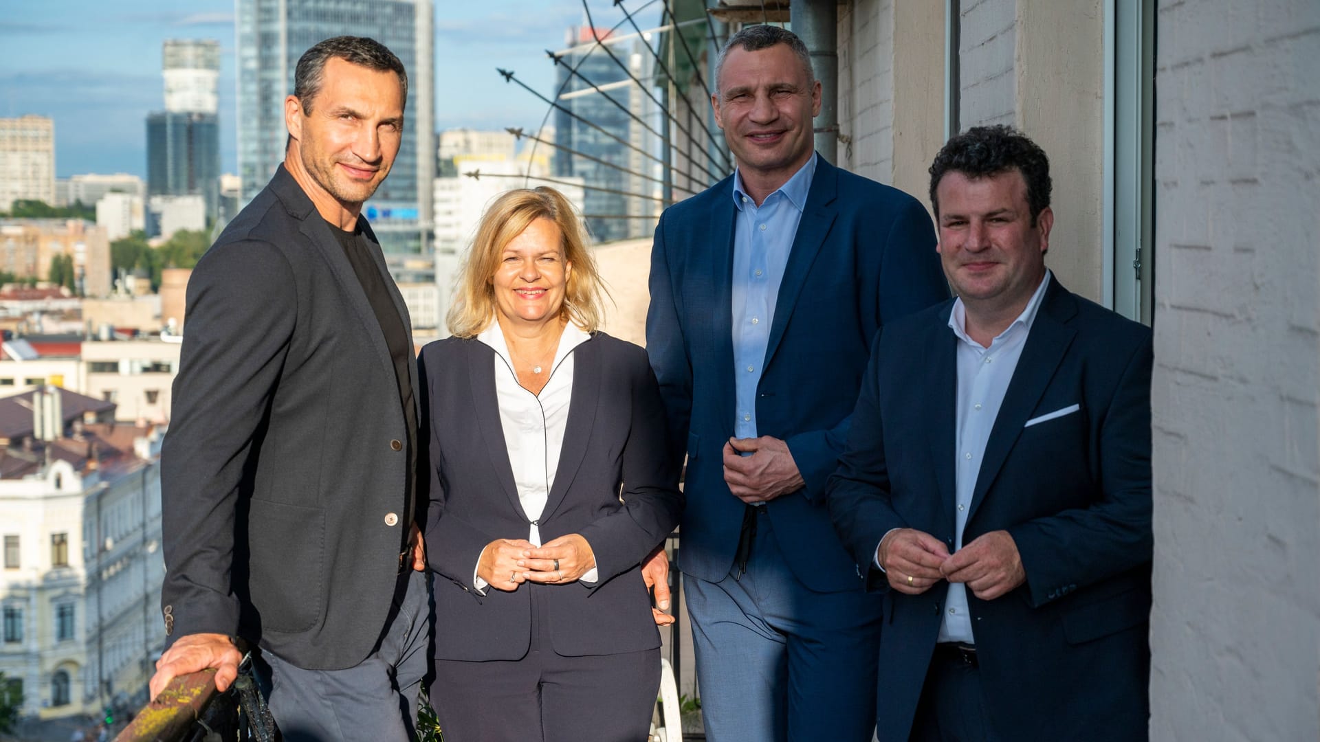 Wladimir Klitschko (l), Bruder des Bürgermeisters von Kiew, Nancy Faeser (SPD), Bundesinnenministerin, Vitali Klitschko, Bürgermeister von Kiew und Hubertus Heil (SPD), Bundesarbeitsminister: Das Foto entstand bei einem Abendessen.