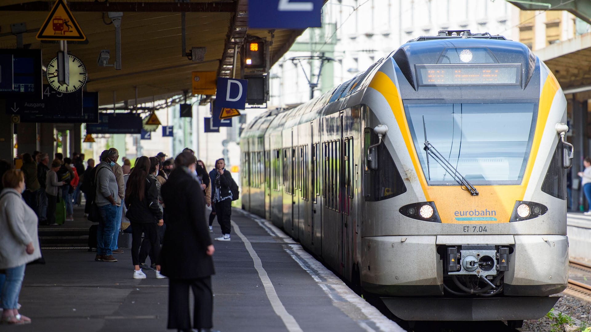 Eine Nordwestbahn fährt in einen Bahnhof ein (Symbolbild): Der Bahnhof Bremen-Vegesack muss gesperrt werden. Eine Nordwestbahn fährt in einen Bahnhof ein (Symbolbild): Der Bahnhof Bremen-Vegesack muss gesperrt werden.