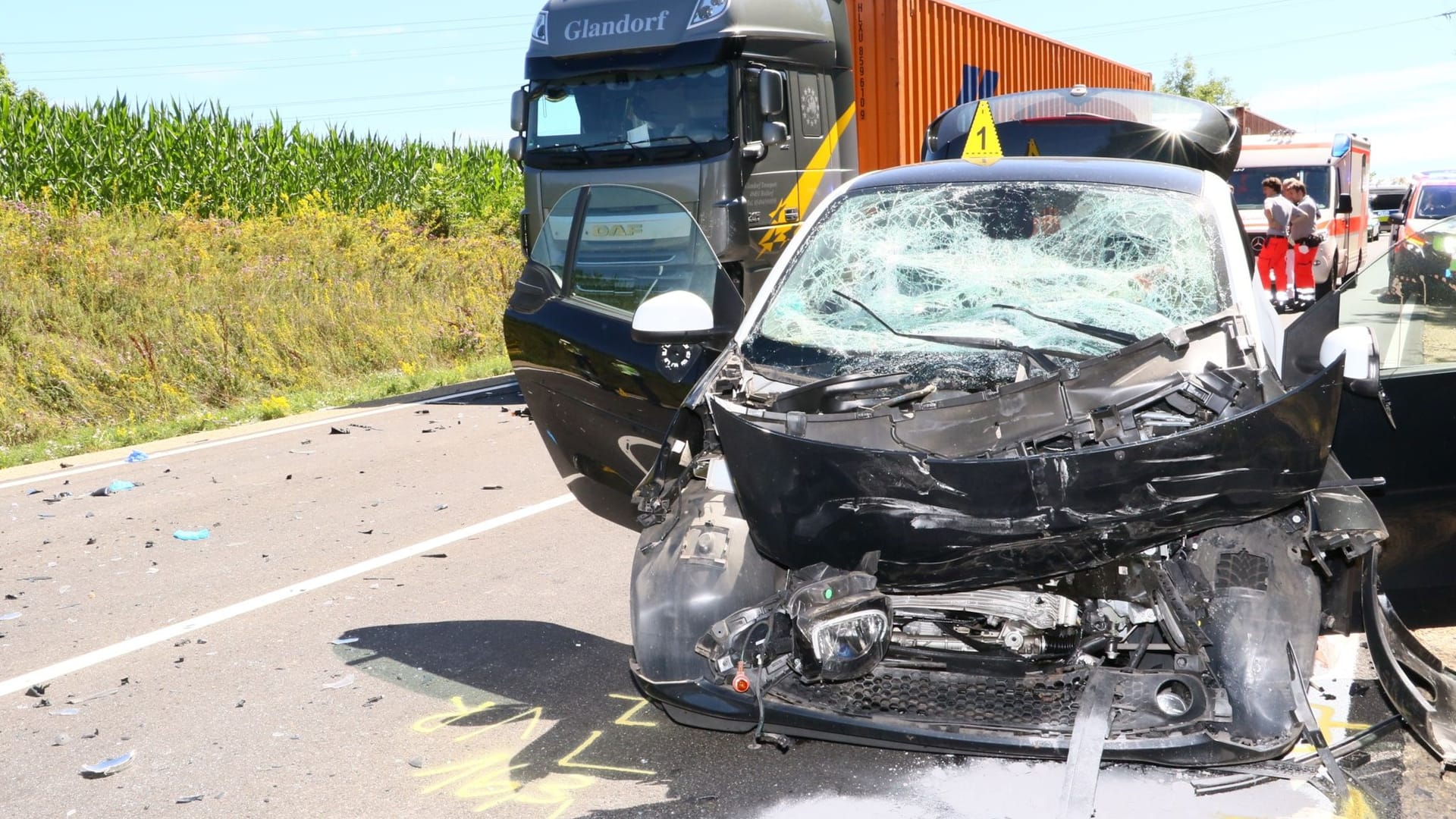 Der zerstörte Pkw nach dem Unfall in Stuttgart: Für den 67-jährigen Fahrer kommt jede Hilfe zu spät. Der zerstörte Pkw nach dem Unfall in Stuttgart: Für den 67-jährigen Fahrer kommt jede Hilfe zu spät.