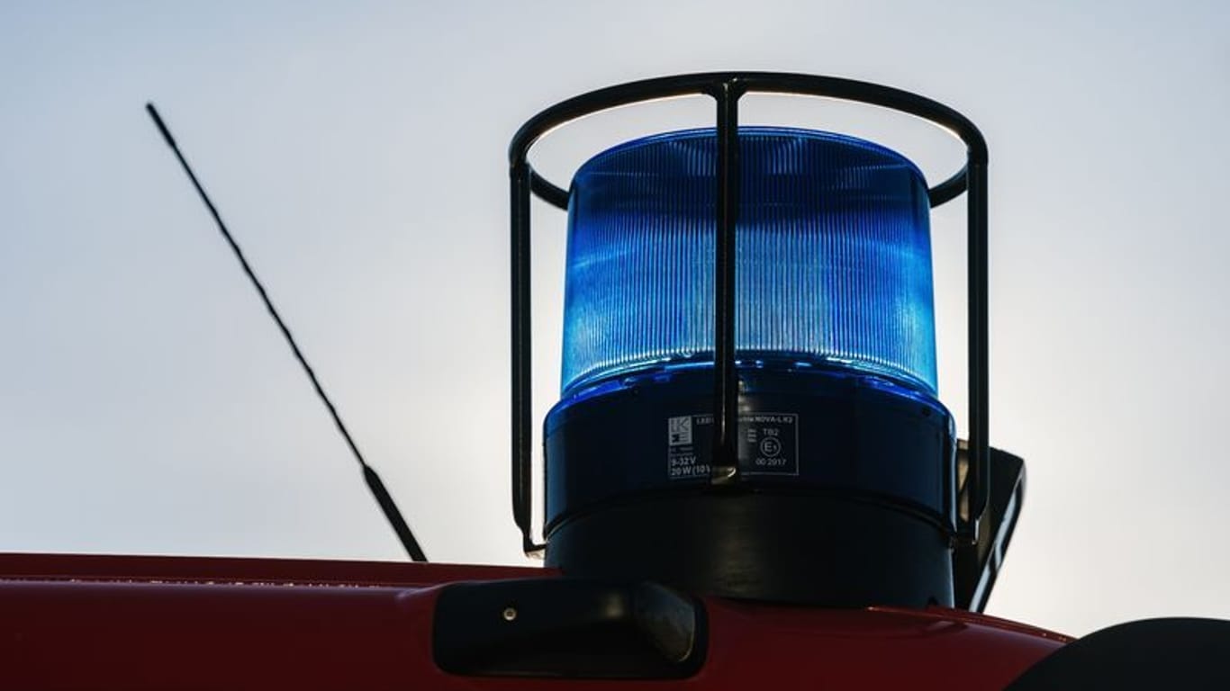 Ein Blaulicht auf dem Dach eines Einsatzfahrzeugs der Feuerwehr (Symbolbild): Ein Motorradfahrer ist in Grevenbroich schwer verunglückt.