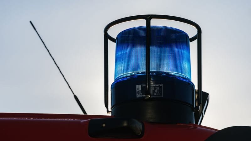 Ein Blaulicht auf dem Dach eines Einsatzfahrzeugs der Feuerwehr (Symbolbild): Ein Motorradfahrer ist in Grevenbroich schwer verunglückt.