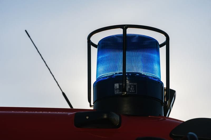 Ein Blaulicht auf dem Dach eines Einsatzfahrzeugs der Feuerwehr (Symbolbild): Ein Motorradfahrer ist in Grevenbroich schwer verunglückt.